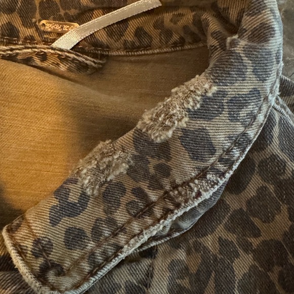 Free People Cropped Leopard Jean Jacket Ripped Size S - Picture 6 of 14